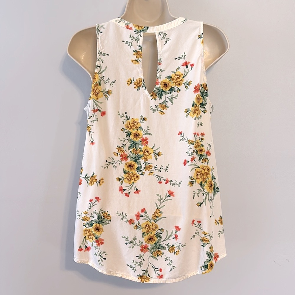 Old Navy Floral Sleeveless V-Neck Top - White, Yellow and Green Accents Size M - Picture 3 of 11